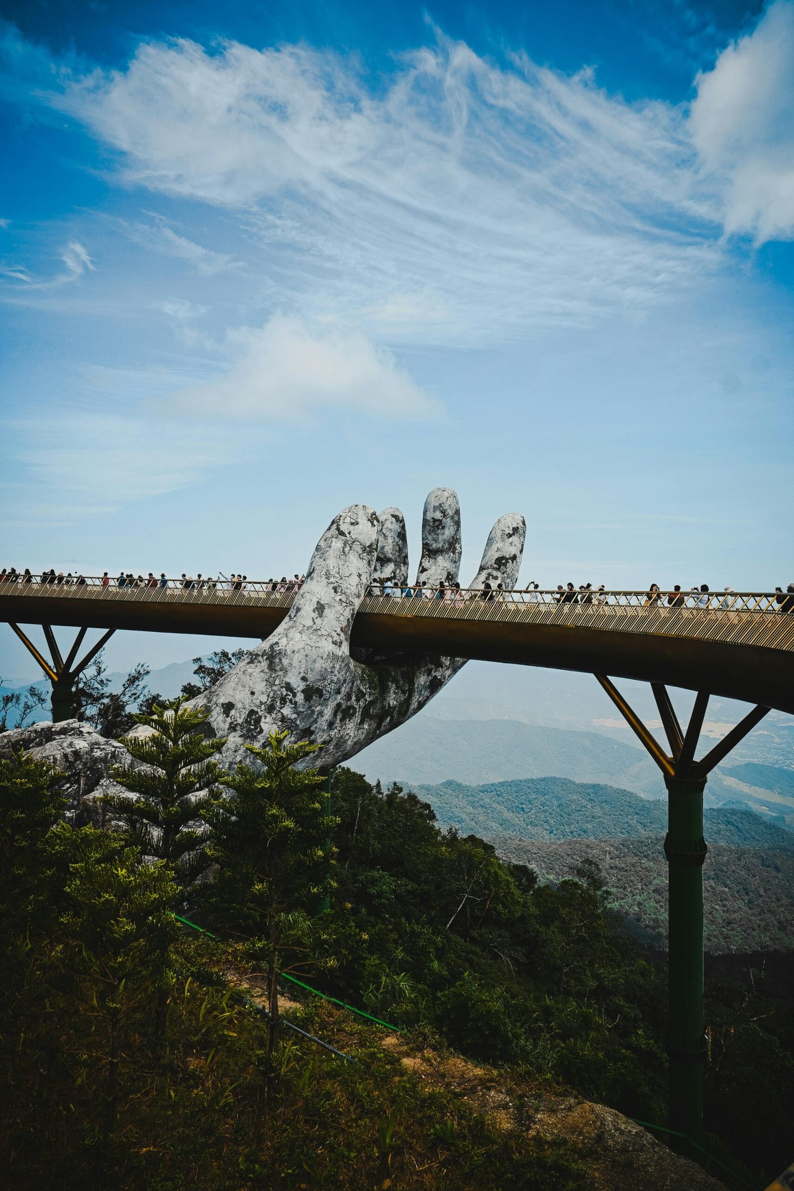 TRANG CHỦ The iconic Golden Bridge held by giant hands at Ba Na Hills, Da Nang.